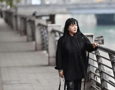 惠因病去世上个月刚抱孙子冰球突破游戏62岁千百(图2) 惠因病去世上个月刚抱孙子冰球突破游戏62岁千百(图2)