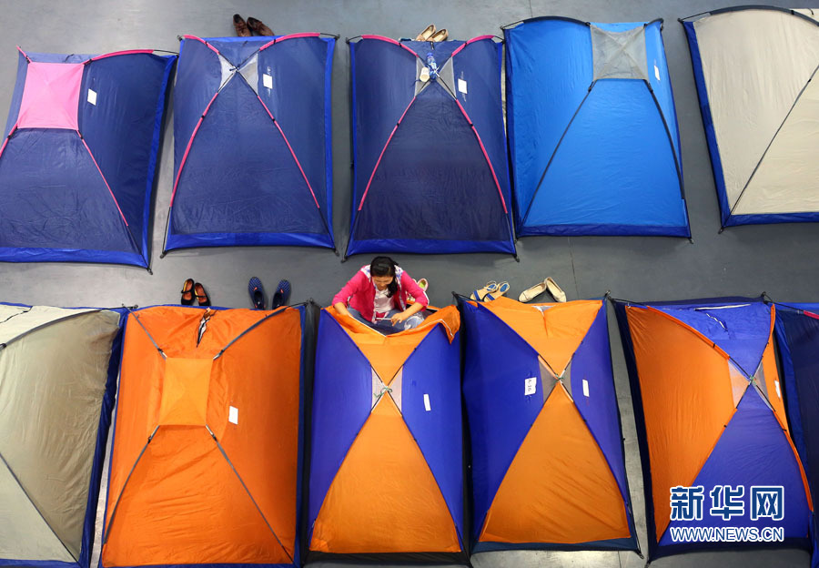 大学开设“迎新小帐篷”冰球突破新华网：天津(图2)