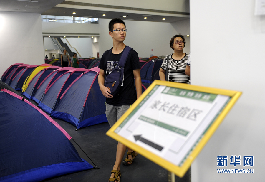 大学开设“迎新小帐篷”冰球突破新华网：天津(图4)